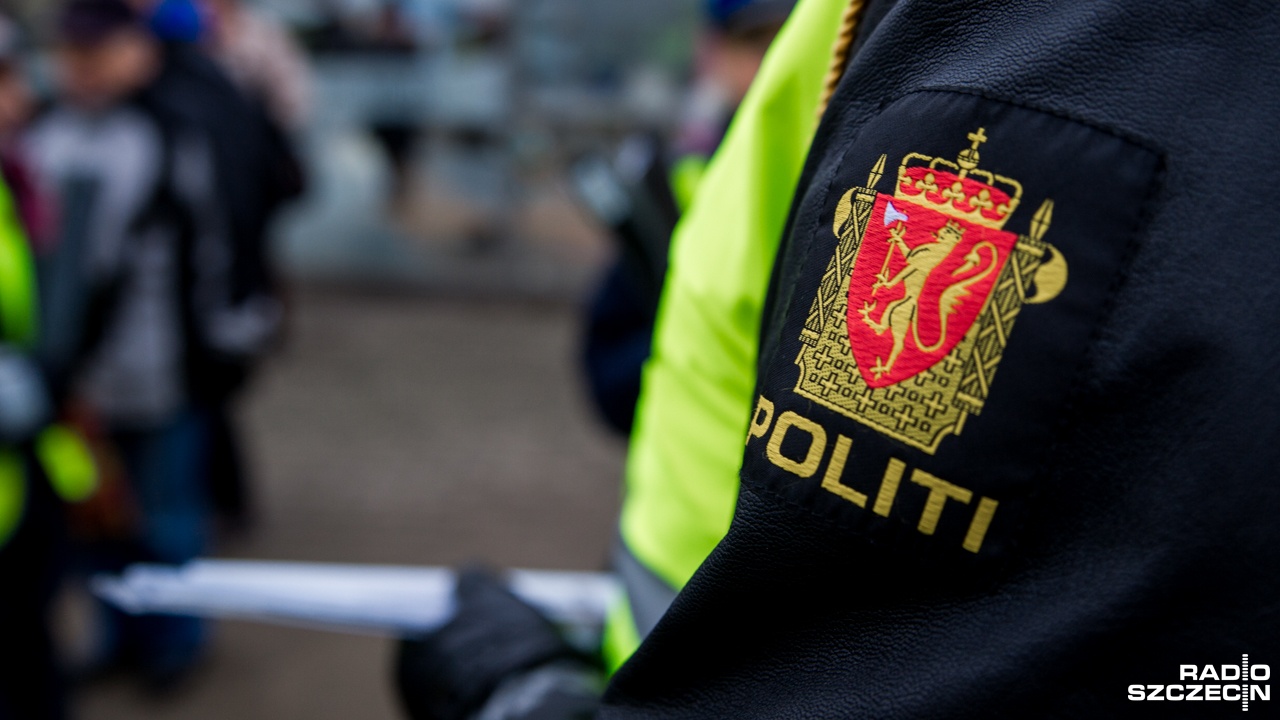 Norweski rząd zgodził się, by policjanci patrolujący latem centrum Oslo nosili przy sobie broń. Uzbrojenie funkcjonariuszy ma zwiększyć ich gotowość na wypadek ewentualnego ataku terrorystycznego. Prawo w Norwegii, dopuszcza noszenie broni przez mundurowych jedynie wtedy, kiedy wymaga tego sytuacja.