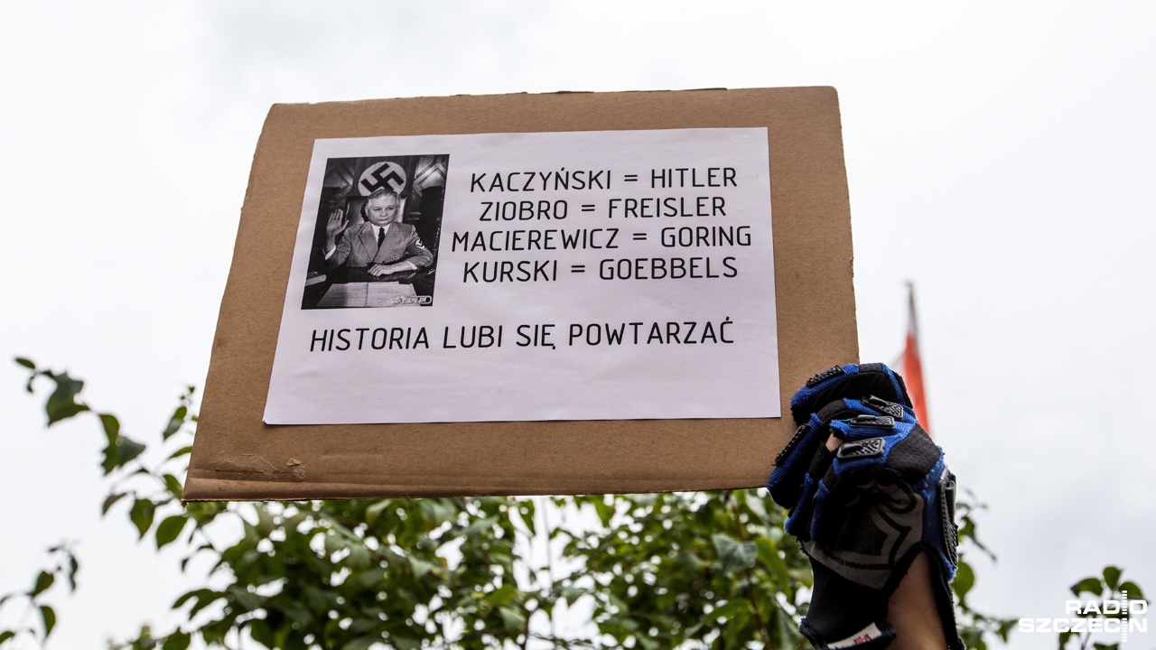 Uczestnik antyrządowej demonstracji w Szczecinie zrównał polityków Prawa i Sprawiedliwości z hitlerowskimi zbrodniarzami. Prokuratura Rejonowa w Szczecinie umorzyła jednak śledztwo w tej sprawie.
