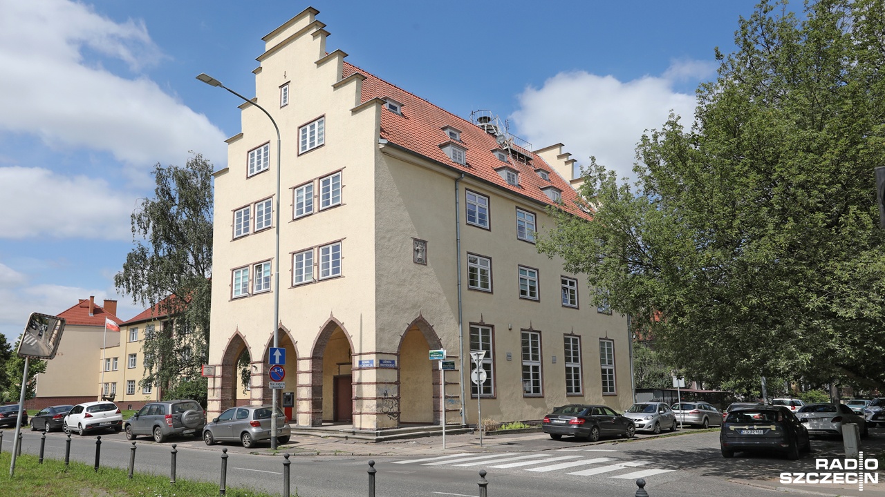 Uniwersytet Szczeciński chce sprzedać kolejne budynki. Nowego właściciela może mieć niebawem nieruchomość przy alei Wojska Polskiego 107-109, gdzie jeszcze do ubiegłego semestru odbywały się zajęcia studentów wydziału filologicznego. Teraz obiekt stoi pusty.