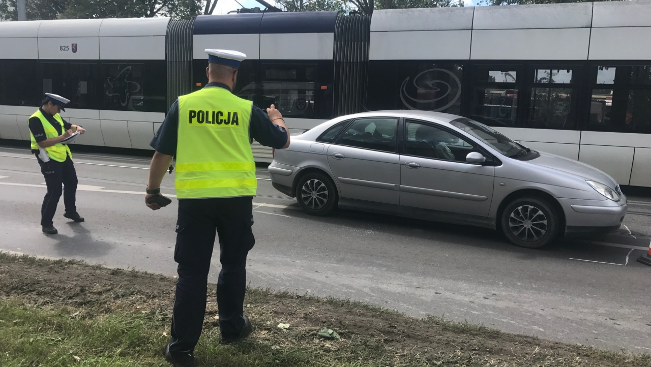 Po zmianach policja będzie weryfikowała dane o aucie w Centralnej Ewidencji Pojazdów. Są plusy i minusy - komentują goście audycji Radio Szczecin Na Wieczór.