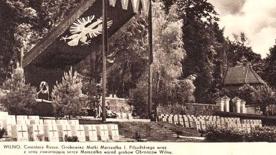 Polacy w Wilnie uczcili dzień Konstytucji 3 Maja. Na wileńskim cmentarzu na Rossie odbyły się oficjalne uroczystości, w których wzięli udział m.in. wicemarszałek Sejmu Beata Mazurek, dyplomaci i przedstawiciele polskiej społeczności na Litwie.