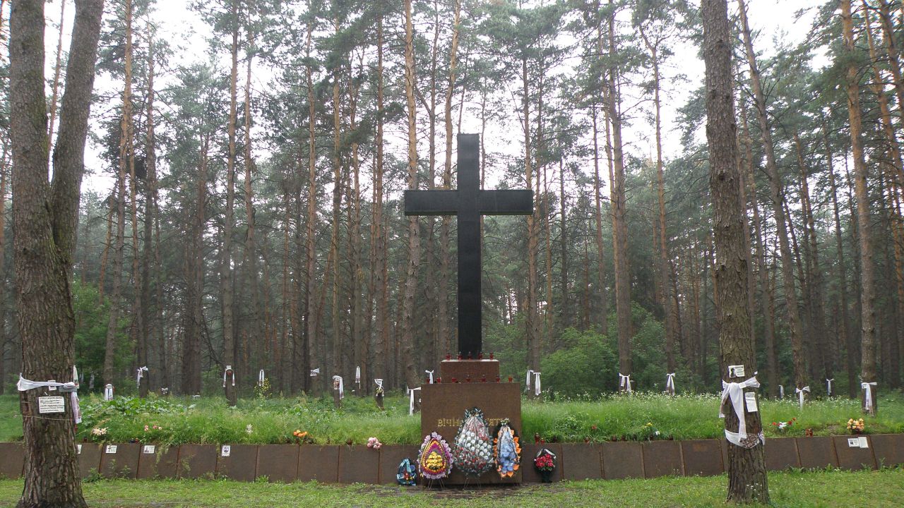 Założył mundur, poszedł do pracy i już nigdy nie wrócił - wspominają krewni, zamordowanych w 1940 roku z rozkazu Stalina, Polaków. Właśnie w niedzielę na podkijowskim Polskim Cmentarzu w Bykowni złożyli kwiaty tam, gdzie spoczywa blisko 3500 oficerów, policjantów, urzędników państwowych, profesorów, prawników i naukowców.