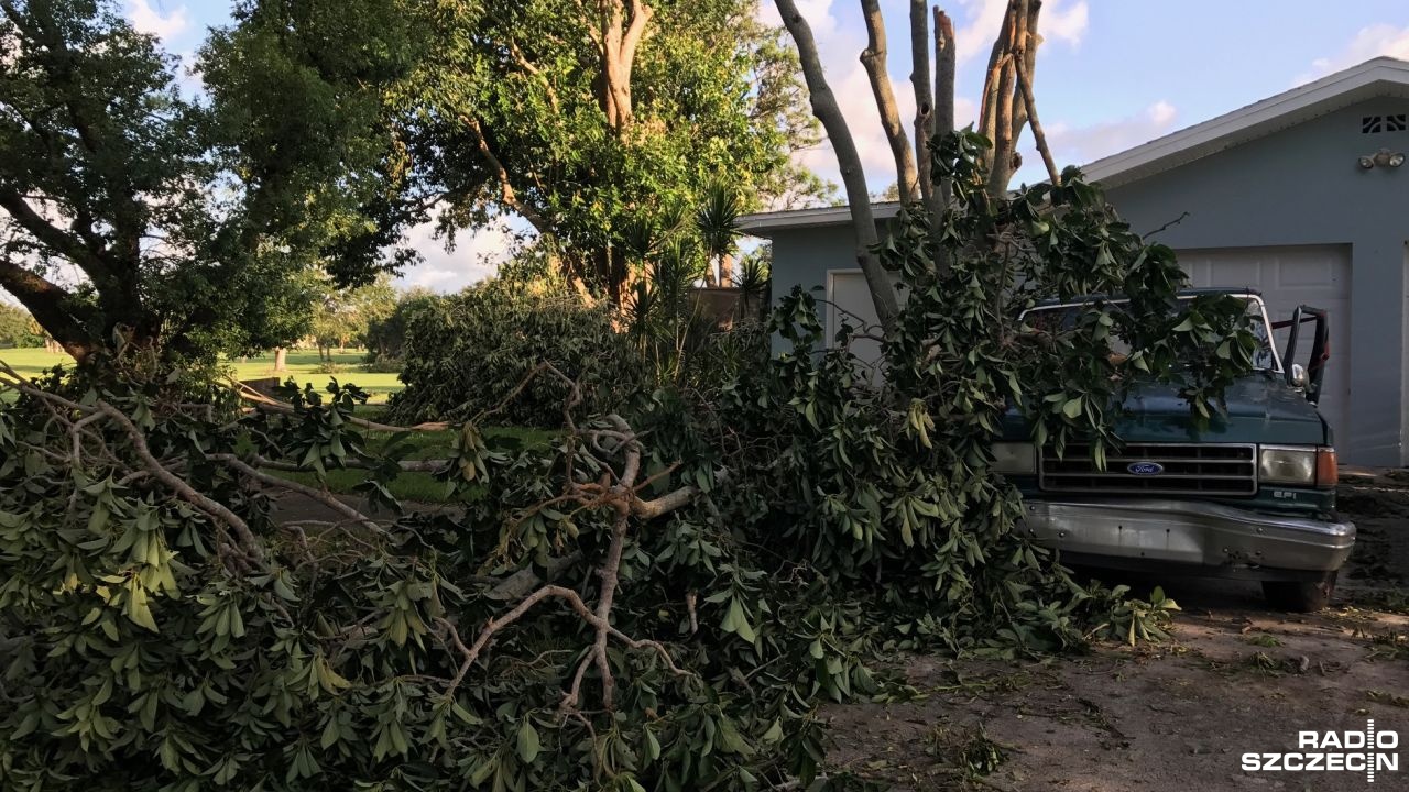 Mieszkańcy Florydy usuwają skutki huraganu Irma. W wielu regionach wciąż nie ma prądu, a ludzie coraz ciężej znoszą kolejny dzień bez działającej klimatyzacji. W czwartek do południowo-zachodniej części stanu przyjechał prezydent USA Donald Trump.