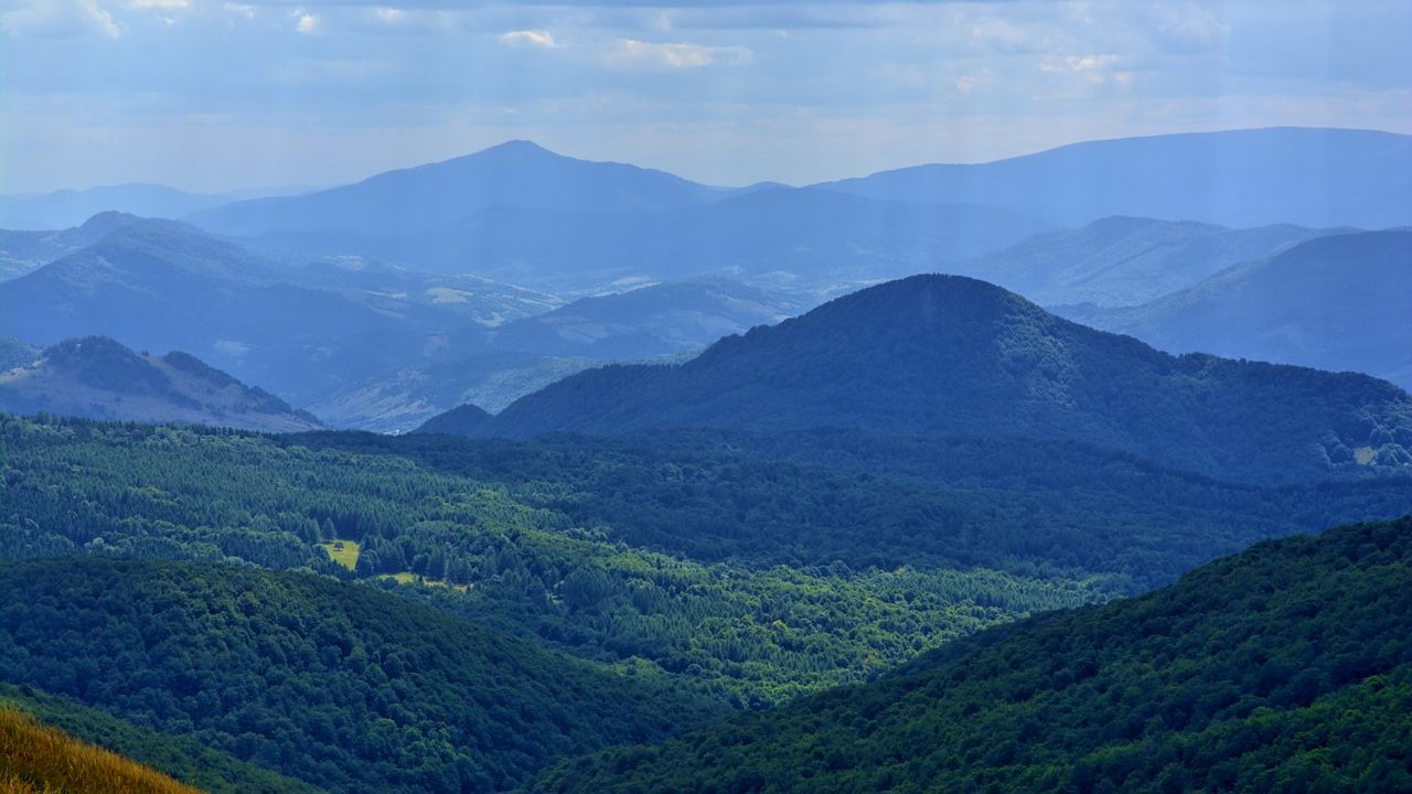 Bieszczady czekają na zimę. Na razie jak informuje dyżurny ratownik GOPR święta w górach mijają przy lekko prószącym śniegu i padającym deszczu, z temperaturą od 2 stopni w Cisnej do minus 5 na Połoninie Wetlińskiej.