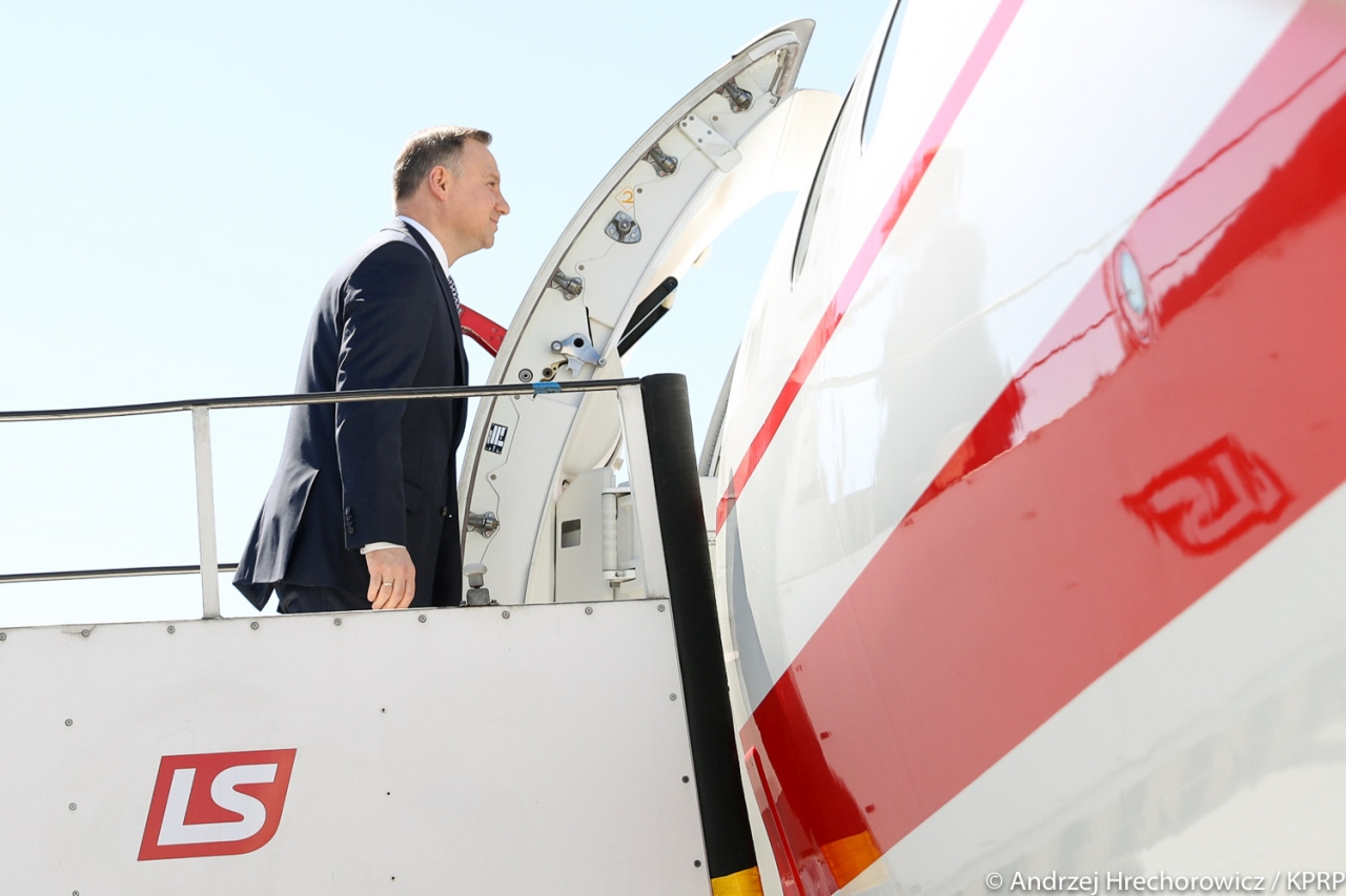 Prezydent Andrzej Duda wraz z małżonką wyleciał do Grecji. Tam podczas trzydniowej wizyty spotka się z najważniejszymi greckimi politykami, a także z biznesmenami i z Polonią.