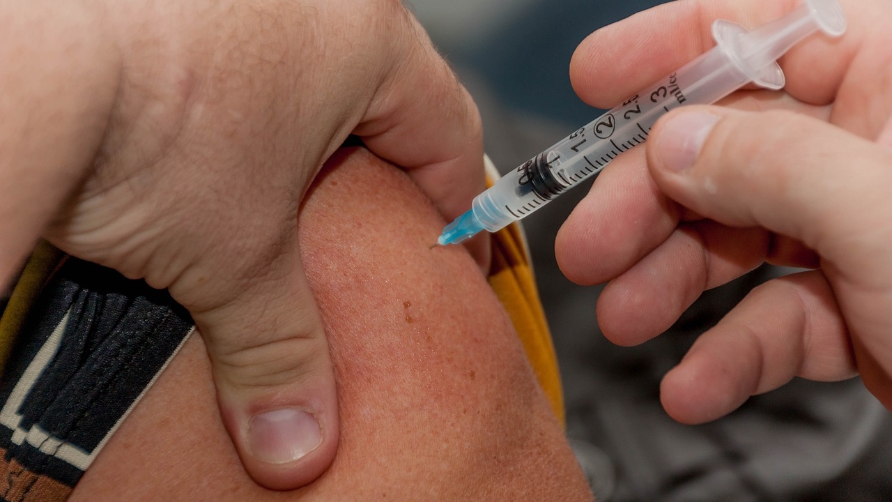 Polacy boją się szczepionki na COVID-19. Czy słusznie