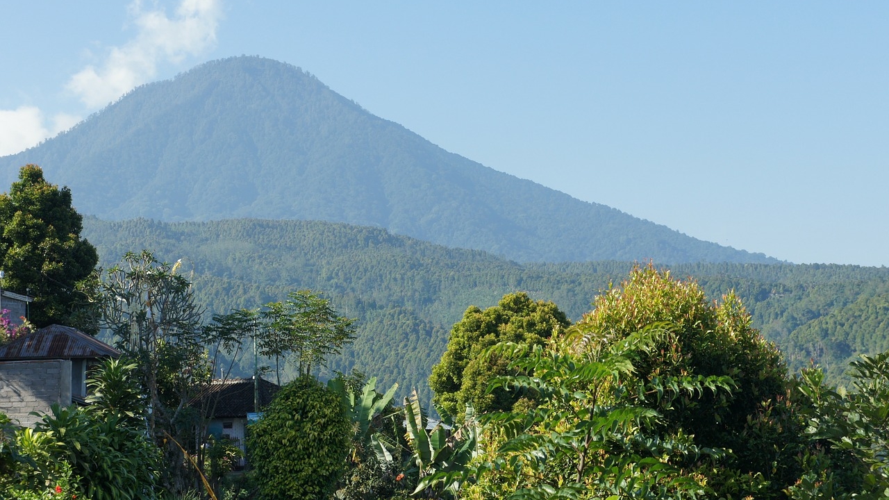 40 tysięcy osób ewakuowano na indonezyjskiej wyspie Bali w związku z erupcją wulkanu Agung. Władze obawiają się, że erupcja przybierze na sile, dlatego zamierzają ewakuować kolejnych sto tysięcy ludzi.