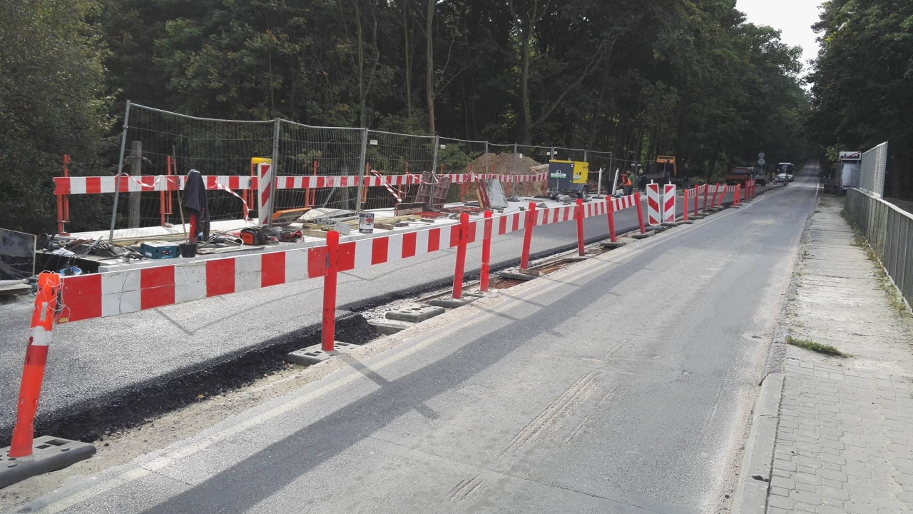 Po wielu miesiącach oddano do użytku wiadukt kolejowy w Mścięcinie. Inwestycja ta kończy pierwszy etap dużej przebudowy drogowego połączenia Polic ze Szczecinem.