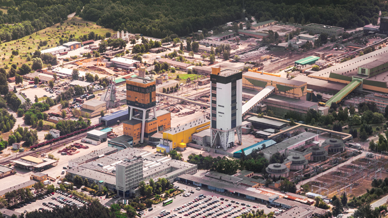 Dobiega końca akcja gaśnicza w Kopalni Rudna na Dolnym Śląsku. W sobotę wieczorem ogniem zajęły się odpady technologiczne, składowane w jednym z szybów kopalni. Do gaszenia pożaru zaangażowano 28 zastępów ratowniczych.