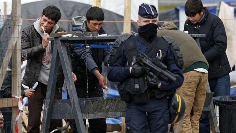 Francuskie władze zdecydowały o skierowaniu dodatkowych sił policji do Calais nad Kanałem La Manche. Od czwartku dochodzi tam do starć między nielegalnymi imigrantami, którzy chcą się przedostać do Wielkiej Brytanii.