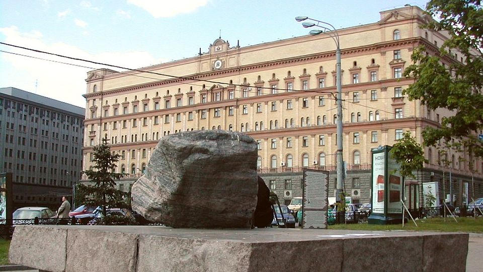 W Rosji jest obchodzony Dzień Pamięci Ofiar Represji Politycznych. Ambasador Polski w Rosji, Krzysztof Krajewski złoży kwiaty w miejscach upamiętniających obywateli Związku Radzieckiego, w tym Polaków zamordowanych w okresie stalinowskiego terroru.