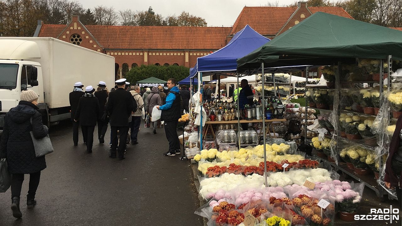 Punkty, w których będzie można kupić kwiaty i znicze, otwarte będą od poniedziałku na wybranych odcinkach ul. Ku Słońcu: przed głównym wejściem na Cmentarz Centralny w Szczecinie, a także przy bramach drugiej i trzeciej.