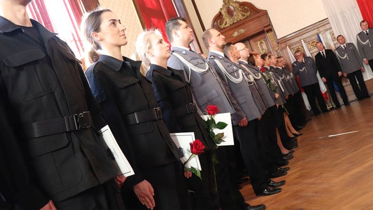 W policji jest około czterech tysięcy wakatów - mówi minister spraw wewnętrznych i administracji. Joachim Brudziński podkreślił, że aby zachęcić do pracy w policji, od 1 maja jego resort przekaże dodatkowe 150 mln na pensje dla policjantów rozpoczynających służbę bądź najmniej zarabiających.