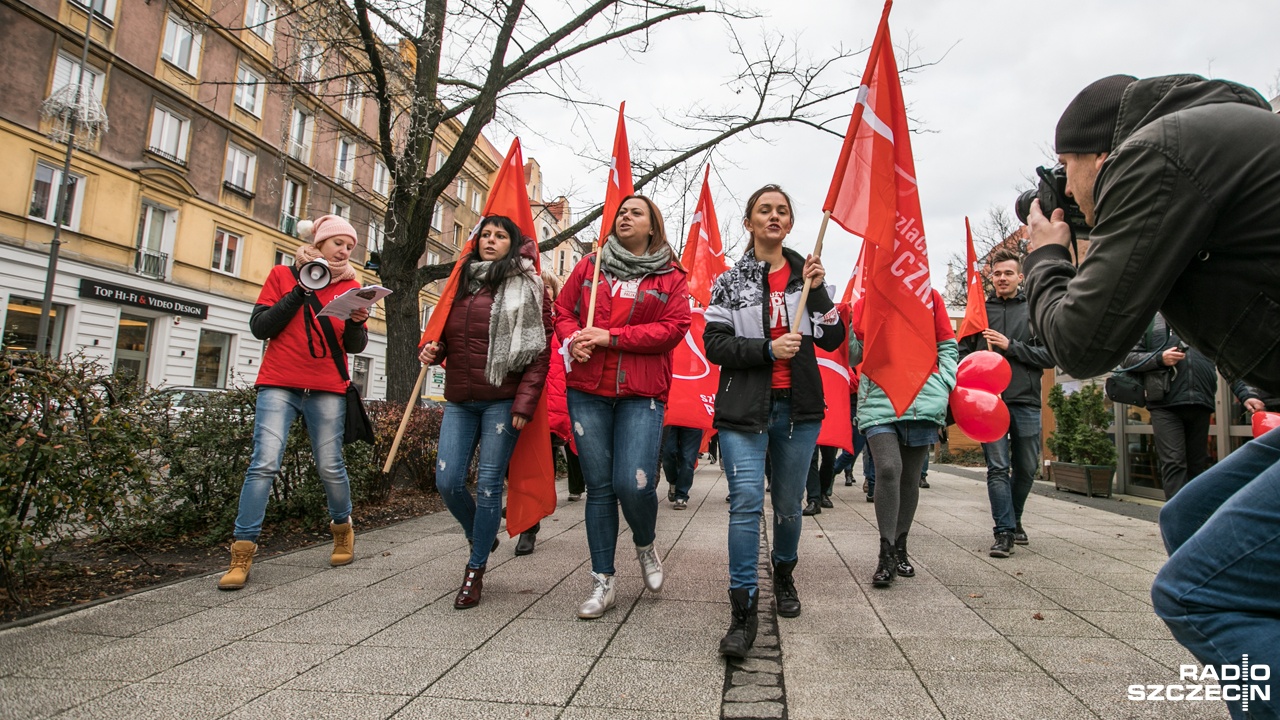 W całej Polsce ruszyła siedemnasta odsłona akcji pomocowej Szlachetna Paczka. Ulicami 16-stu największych miast przechodzą specjalne marsze. W ten sposób uczestnicy akcji chcą zwrócić uwagę, że od soboty można wybrać rodzinę, dla której przygotuje się świąteczną paczkę z pomocą. Warszawski marsz prowadził pomysłodawca akcji, ksiądz Jacek Stryczek pod hasłem Tworzymy historię, bo wydobywamy z ludzi piękno.