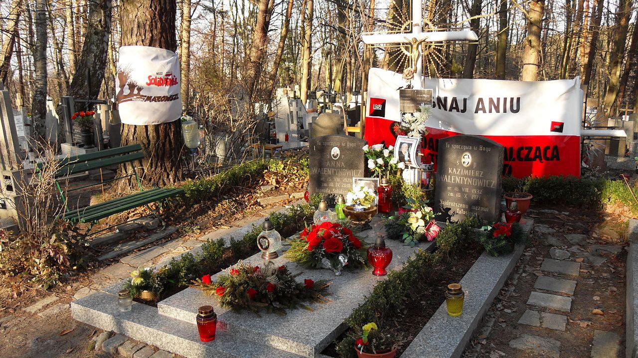 W katastrofie lotniczej pod Smoleńskiem zginął m.in. ostatni prezydent Polski na uchodźstwie Ryszard Kaczorowski. W grudniu 1990 roku przekazał on insygnia władzy pierwszemu, wybranemu w wolnych wyborach, prezydentowi Polski - Lechowi Wałęsie.