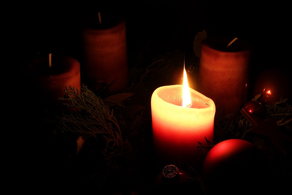 Dziś w Kościele pierwsza niedziela Adwentu, który rozpoczyna czas oczekiwania na narodziny Chrystusa. Na ten okres składają się cztery kolejne niedziele poprzedzające Boże Narodzenie.