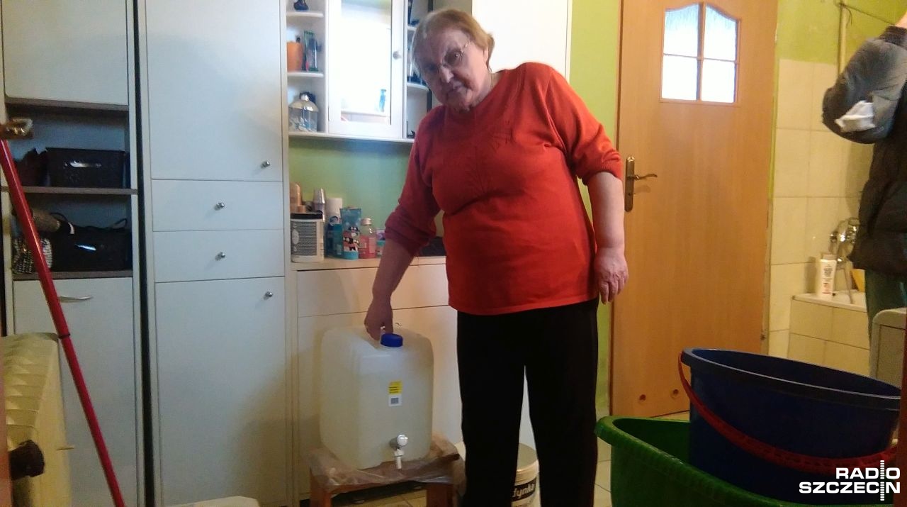 Po informacji zastępcy burmistrza Goleniowa o tym, że budowa skończy się nie wcześniej jak w przyszłym roku, mieszkańcom Żółwiej Błoci - jak powiedzieli naszemu reporterowi - opadły ręce i łzy cisną się do oczu. Bo wcześniej słyszeli, że wodociąg powstanie do grudnia tego roku. Co na to burmistrz