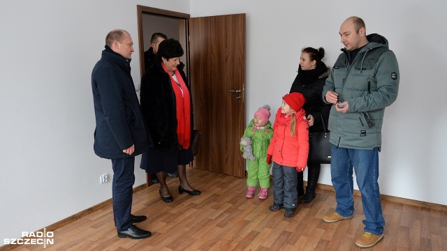12 rodzin ze Szczecina odebrało klucze do nowych mieszkań w Dąbiu. Fot. Łukasz Szełemej [Radio Szczecin] Mieszkania Nad Płonią gotowe. Rodziny odebrały klucze [WIDEO, ZDJĘCIA]