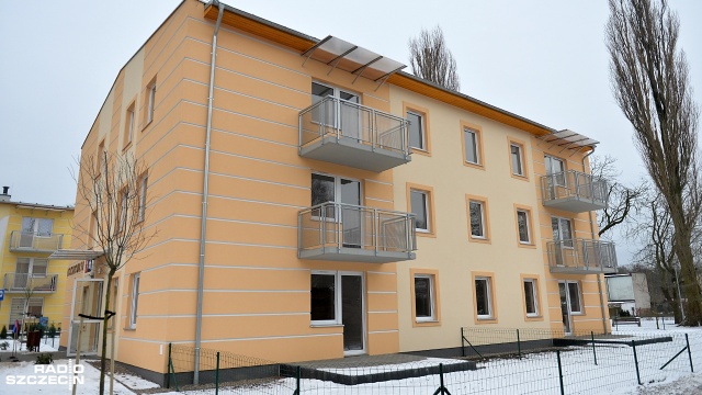 Zakończyła się budowa drugiego etapu osiedla TBS-u Prawobrzeże "Nad Płonią". Fot. Łukasz Szełemej [Radio Szczecin] Mieszkania Nad Płonią gotowe. Rodziny odebrały klucze [WIDEO, ZDJĘCIA]