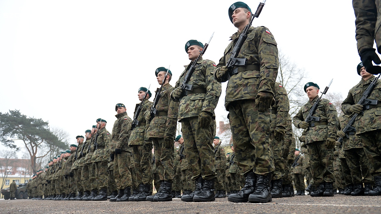 Co dziesiąty biorący udział w Kwalifikacji Wojskowej chce być żołnierzem, deklarują młodzi mężczyźni biorący udział w badaniach w Szczecinie. Kwalifikacja wojskowa w regionie trwa od piątku - badanie zdolności do służby przechodzą mężczyźni urodzeni w 1998 roku.