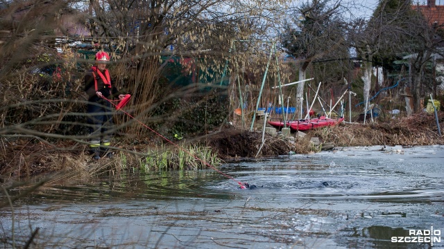 Trwa walka o życie chłopców, którzy wpadli pod lód. Fot. Olaf Nowicki [Radio Szczecin] Dwaj chłopcy wpadli pod lód [WIDEO, ZDJĘCIA]
