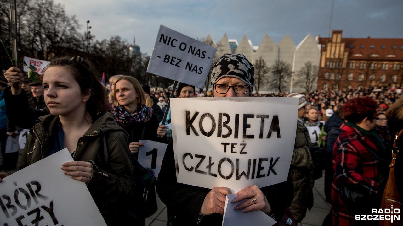 Przed Sejmem protestowało kilkaset osób. To po tym, jak odrzucono nowelizację Kodeksu karnego ws. dekryminalizacji aborcji. Pikieta ma przekonać rządzących do przyjęcia ustaw liberalizujących prawo aborcyjne.