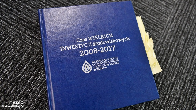 Urzędnicy przedrukowali stare artykuły i w ten sposób powstały cztery książki kosztem 170 tysięcy złotych. Fot. Łukasz Szełemej [Radio Szczecin] Kosztowna autopromocja WFOŚ: kopie starych tekstów za 170 tys. zł [ZDJĘCIA]