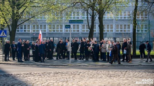 Na rondzie Ofiar Katastrofy Smoleńskiej w Szczecinie, parlamentarzyści i samorządowcy złożyli kwiaty i zapalili znicze. Fot. Olaf Nowicki [Radio Szczecin] Rocznica katastrofy smoleńskiej. Szczecin pamięta [WIDEO, ZDJĘCIA]