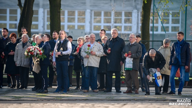 Na rondzie Ofiar Katastrofy Smoleńskiej w Szczecinie, parlamentarzyści i samorządowcy złożyli kwiaty i zapalili znicze. Fot. Olaf Nowicki [Radio Szczecin] Rocznica katastrofy smoleńskiej. Szczecin pamięta [WIDEO, ZDJĘCIA]