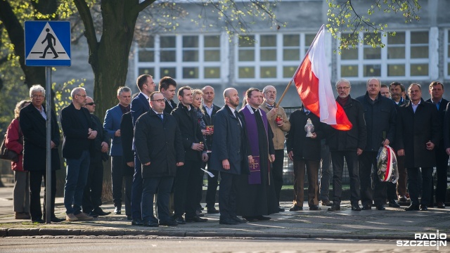 Na rondzie Ofiar Katastrofy Smoleńskiej w Szczecinie, parlamentarzyści i samorządowcy złożyli kwiaty i zapalili znicze. Fot. Olaf Nowicki [Radio Szczecin] Rocznica katastrofy smoleńskiej. Szczecin pamięta [WIDEO, ZDJĘCIA]