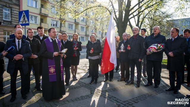 Na rondzie Ofiar Katastrofy Smoleńskiej w Szczecinie, parlamentarzyści i samorządowcy złożyli kwiaty i zapalili znicze. Fot. Olaf Nowicki [Radio Szczecin] Rocznica katastrofy smoleńskiej. Szczecin pamięta [WIDEO, ZDJĘCIA]