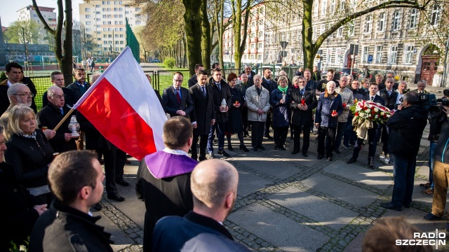 Na rondzie Ofiar Katastrofy Smoleńskiej w Szczecinie, parlamentarzyści i samorządowcy złożyli kwiaty i zapalili znicze. Fot. Olaf Nowicki [Radio Szczecin] Rocznica katastrofy smoleńskiej. Szczecin pamięta [WIDEO, ZDJĘCIA]