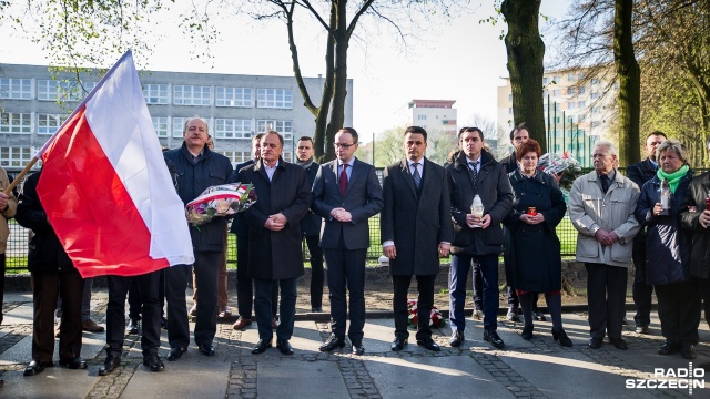 Na rondzie Ofiar Katastrofy Smoleńskiej w Szczecinie, parlamentarzyści i samorządowcy złożyli kwiaty i zapalili znicze. Fot. Olaf Nowicki [Radio Szczecin] Rocznica katastrofy smoleńskiej. Szczecin pamięta [WIDEO, ZDJĘCIA]