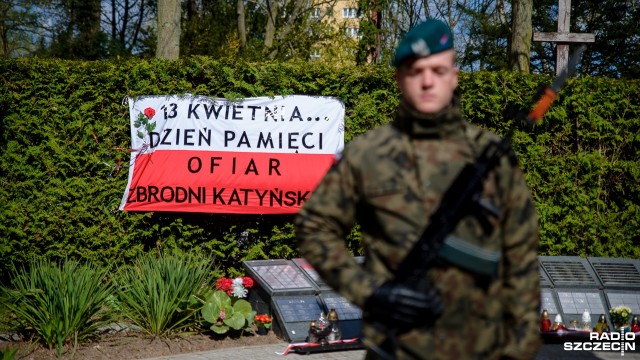 W samo południe przy "Krzyżu Katyńskim" symbolicznie uczczona została pamięć około 22 tysięcy polskich jeńców wojennych rozstrzelanych w 1940 roku przez NKWD. Fot. Olaf Nowicki [Radio Szczecin] Obchody zbrodni katyńskiej w Szczecinie [ZDJĘCIA]