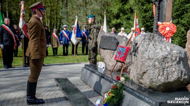 W samo południe przy "Krzyżu Katyńskim" symbolicznie uczczona została pamięć około 22 tysięcy polskich jeńców wojennych rozstrzelanych w 1940 roku przez NKWD. Fot. Olaf Nowicki [Radio Szczecin] Obchody zbrodni katyńskiej w Szczecinie [ZDJĘCIA]