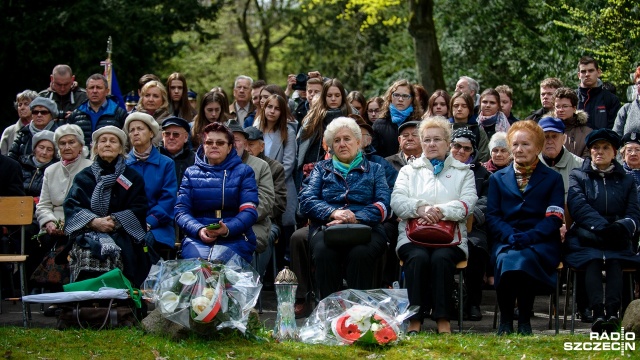 W samo południe przy "Krzyżu Katyńskim" symbolicznie uczczona została pamięć około 22 tysięcy polskich jeńców wojennych rozstrzelanych w 1940 roku przez NKWD. Fot. Olaf Nowicki [Radio Szczecin] Obchody zbrodni katyńskiej w Szczecinie [ZDJĘCIA]