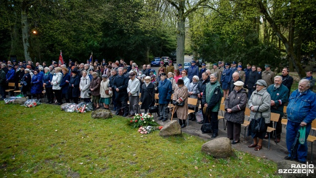 W samo południe przy "Krzyżu Katyńskim" symbolicznie uczczona została pamięć około 22 tysięcy polskich jeńców wojennych rozstrzelanych w 1940 roku przez NKWD. Fot. Olaf Nowicki [Radio Szczecin] Obchody zbrodni katyńskiej w Szczecinie [ZDJĘCIA]