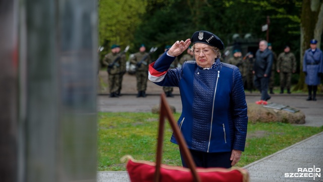 W samo południe przy "Krzyżu Katyńskim" symbolicznie uczczona została pamięć około 22 tysięcy polskich jeńców wojennych rozstrzelanych w 1940 roku przez NKWD. Fot. Olaf Nowicki [Radio Szczecin] Obchody zbrodni katyńskiej w Szczecinie [ZDJĘCIA]