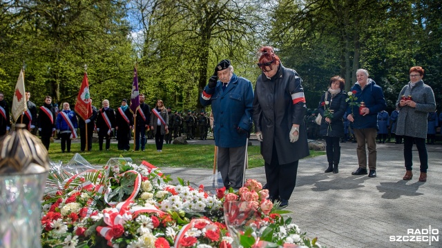 W samo południe przy "Krzyżu Katyńskim" symbolicznie uczczona została pamięć około 22 tysięcy polskich jeńców wojennych rozstrzelanych w 1940 roku przez NKWD. Fot. Olaf Nowicki [Radio Szczecin] Obchody zbrodni katyńskiej w Szczecinie [ZDJĘCIA]