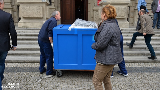 Oryginał konstytucji przyjechał do Szczecina. Fot. Łukasz Szełemej [Radio Szczecin] Oryginał Konstytucji 3 maja z 1791 roku przyjechał do Szczecina [WIDEO, ZDJĘCIA]