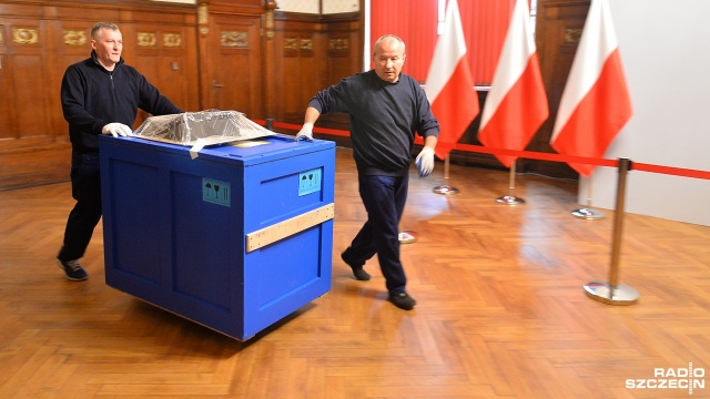 Oryginał konstytucji przyjechał do Szczecina. Fot. Łukasz Szełemej [Radio Szczecin] Oryginał Konstytucji 3 maja z 1791 roku przyjechał do Szczecina [WIDEO, ZDJĘCIA]