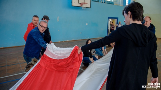 Gigantyczną flagę złożyli uczniowie Gimnazjum nr 1 w Świnoujściu. Fot. Olaf Nowicki [Radio Szczecin] Gigantyczna flaga już gotowa [ZDJĘCIA]