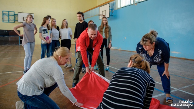 Gigantyczną flagę złożyli uczniowie Gimnazjum nr 1 w Świnoujściu. Fot. Olaf Nowicki [Radio Szczecin] Gigantyczna flaga już gotowa [ZDJĘCIA]