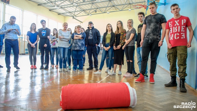 Gigantyczną flagę złożyli uczniowie Gimnazjum nr 1 w Świnoujściu. Fot. Olaf Nowicki [Radio Szczecin] Gigantyczna flaga już gotowa [ZDJĘCIA]