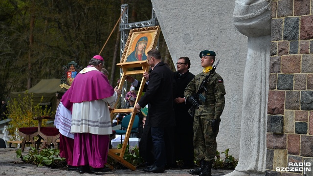 Uroczystości 72. rocznicy forsowania Odry. Fot. Łukasz Szełemej [Radio Szczecin] Rocznica forsowania Odry. Prezydent oddał hołd poległym [WIDEO, ZDJĘCIA]