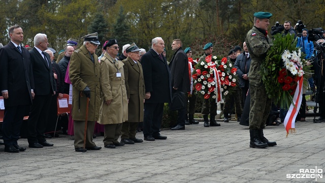 Uroczystości 72. rocznicy forsowania Odry. Fot. Łukasz Szełemej [Radio Szczecin] Rocznica forsowania Odry. Prezydent oddał hołd poległym [WIDEO, ZDJĘCIA]