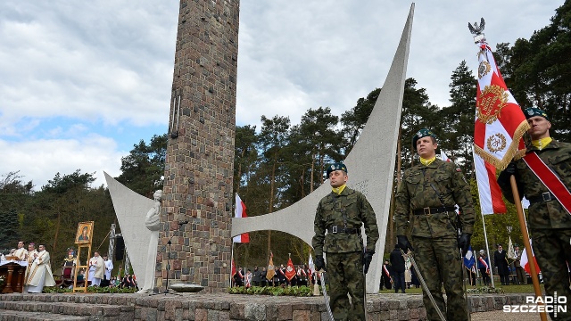 Uroczystości 72. rocznicy forsowania Odry. Fot. Łukasz Szełemej [Radio Szczecin] Rocznica forsowania Odry. Prezydent oddał hołd poległym [WIDEO, ZDJĘCIA]