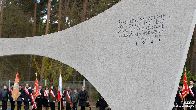 Uroczystości 72. rocznicy forsowania Odry. Fot. Łukasz Szełemej [Radio Szczecin] Rocznica forsowania Odry. Prezydent oddał hołd poległym [WIDEO, ZDJĘCIA]