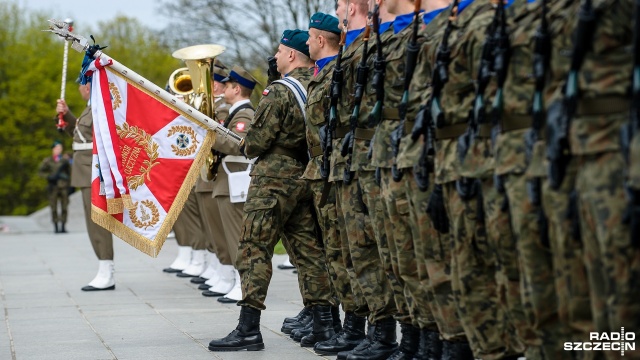 Biało-czerwonych barw nie wolno się wstydzić - w południe na jasnych błoniach w Szczecinie odbyły się uroczystości Dnia Flagi. Fot. Olaf Nowicki [Radio Szczecin] Dzień Flagi RP, uroczystości na Jasnych Błoniach [WIDEO, ZDJĘCIA]