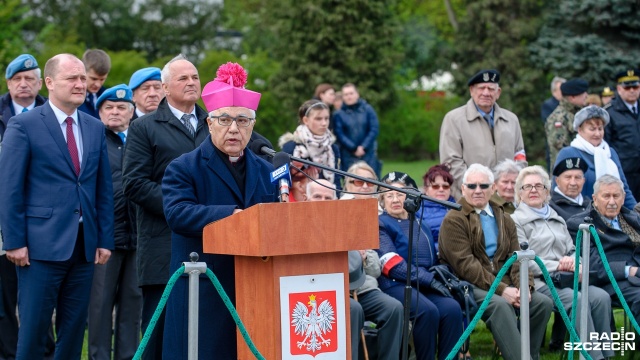 Biało-czerwonych barw nie wolno się wstydzić - w południe na jasnych błoniach w Szczecinie odbyły się uroczystości Dnia Flagi. Fot. Olaf Nowicki [Radio Szczecin] Dzień Flagi RP, uroczystości na Jasnych Błoniach [WIDEO, ZDJĘCIA]